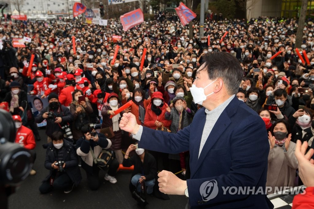 수도권 '험지' 훑은 윤석열, 어퍼컷 날리며 주말 표밭갈이