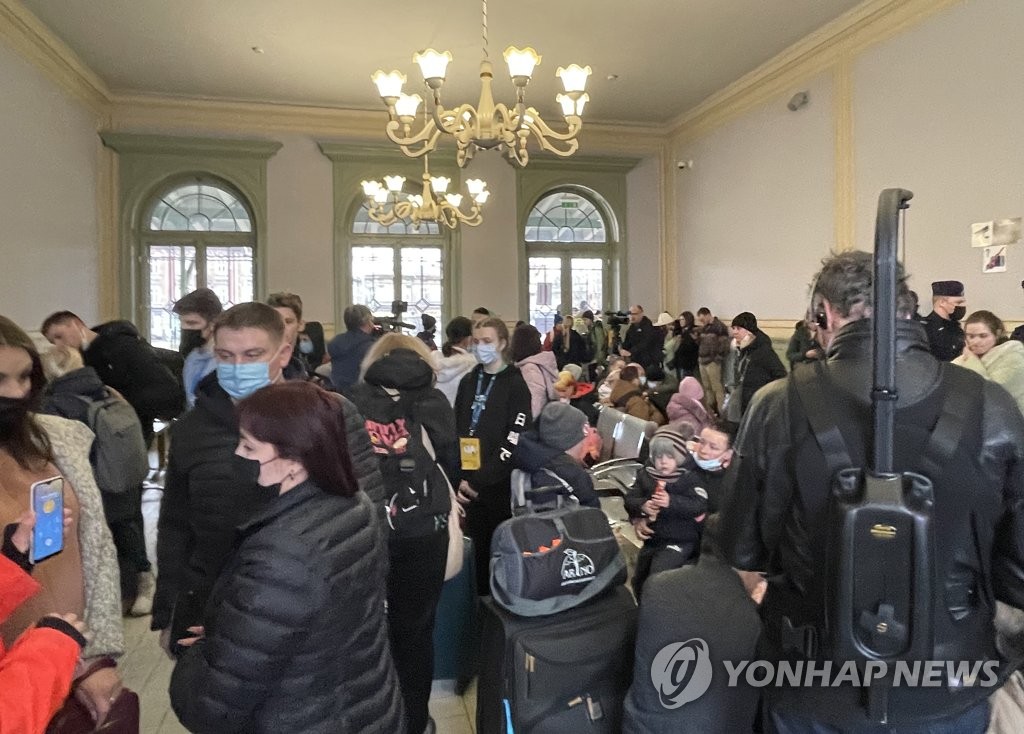 [우크라 침공] 국경넘어 피란민 '밀물'…폴란드로만 10만명