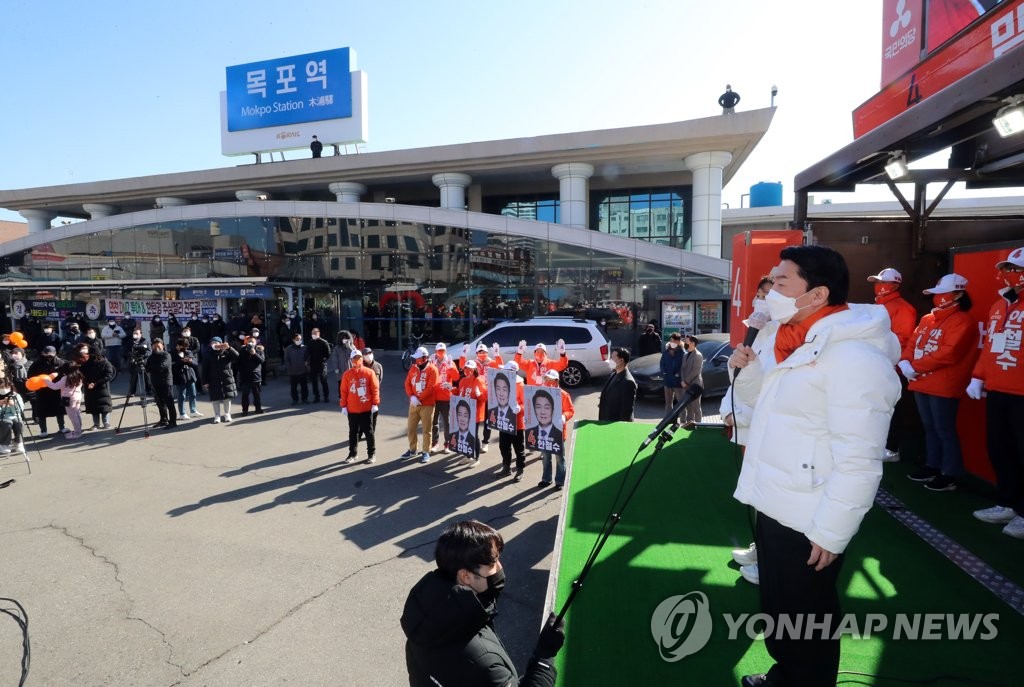 安, 尹겨냥 "우크라사태 답도 머리에 없는데 어떻게 대통령하나"