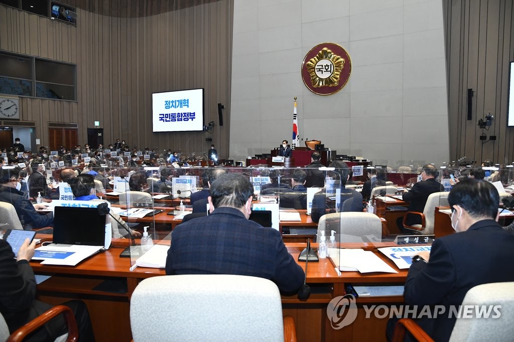 민주, 정치개혁안 당론 채택…이재명 "실천으로 보여드릴 것"(종합)