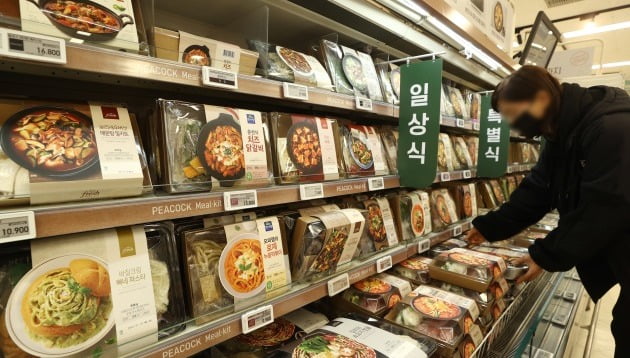 서울의 한 대형마트 밀키트, 즉석조리식품 판매대. /연합뉴스
