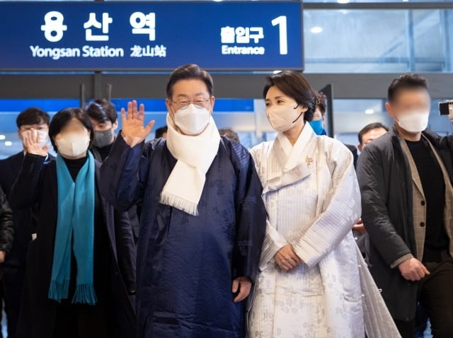 더불어민주당 이재명 대선 후보와 배우자인 김혜경 씨가 지난 1월 31일 서울 용산역을 방문, 귀성객들에게 새해 인사를 하고 있다. / 사진=연합뉴스