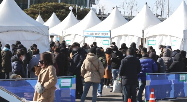 2일 오후 서울 강서구 김포공항 국내선 주차장에 설치된 '서울시 찾아가는 선별진료소'에 줄 선 시민들. /연합뉴스