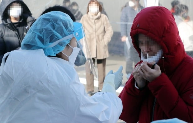 새로운 코로나19 진단검사 체계가 도입된 3일 청주시 상당보건소 선별진료소에서 한 시민이 신속 항원 검사를 받고 있다. /사진=연합뉴스