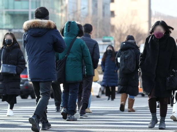 두꺼운 복장을 한 시민들이 서울 광화문역 인근 거리를 걷고 있다.(사진=연합뉴스)