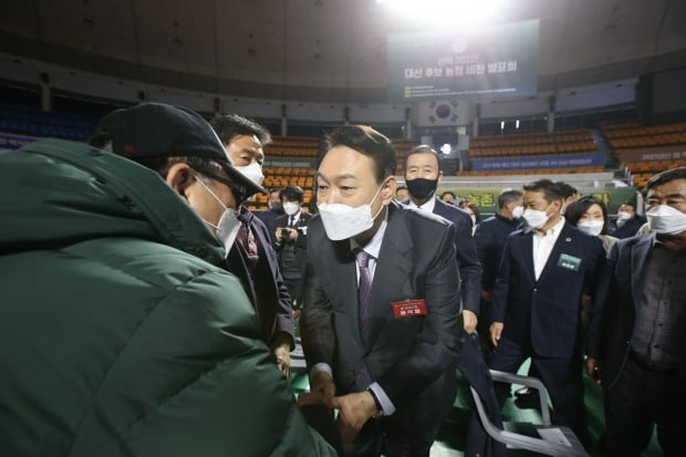 국민의힘 윤석열 대선 후보가 4일 오후 서울 송파구 잠실학생체육관에서 열린 한국농업경영인중앙연합회 주최  '선택 2022! 대선 후보 농정 비전 발표회'에서 참석자들과 인사하고 있다. 사진=연합뉴스