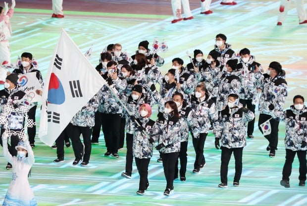 한국 국가대표 선수단은 4일 중국 베이징 국립경기장에서 열린 제24회 베이징 동계올림픽 개회식에서 전체 91개 참가국 가운데 73번째로 입장했다. /사진=연합뉴스