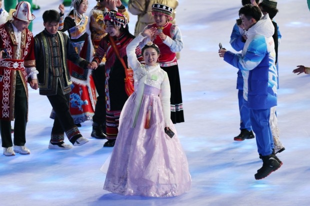4일 오후 중국 베이징 국립경기장에서 열린 2022 베이징 동계올림픽 개회식에서 한복을 입은 한 공연자가 손을 흔들고 있다. /사진=연합뉴스