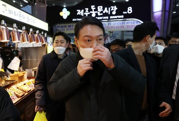 제주 동문시장 방문한 윤석열 후보 (사진=연합뉴스)