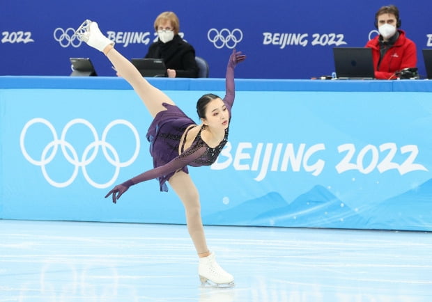 지난 6일 오전 중국 베이징 캐피털 실내 경기장에서 열린 2022 베이징동계올림픽 피겨 팀이벤트 여자 싱글 쇼트 프로그램 예선전에서 중국의 주이가 연기를 선보이고 있다. 사진=연합뉴스