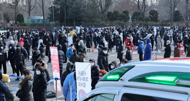 신종 코로나바이러스 감염증(코로나19) 누적 확진자가 100만명을 넘어선 6일 오후 송파구 잠실종합운동장 제2주차장 선별진료소에서 시민들이 검사를 위해 줄을 서있다. / 사진=연합뉴스