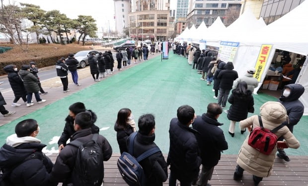 7일 오전 서울 송파구보건소 선별진료소를 찾은 시민들이 검사를 위해 줄을 서 있다. /사진=연합뉴스