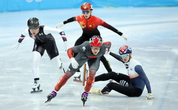 한국 쇼트트랙 대표팀 박장혁이 2022 베이징 동계올림픽 개막 사흘째인 7일 오후 중국 베이징 캐피탈 실내 경기장에서 열린 쇼트트랙 남자 1000m 준준결승 1조 경기에서 넘어졌다. /사진=연합뉴스