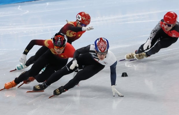 한국 쇼트트랙 대표팀 황대헌이 2022 베이징 동계올림픽 개막 사흘째인 7일 오후 중국 베이징 캐피탈 실내 경기장에서 열린 쇼트트랙 남자 1000m 준결승 1조 경기에서 추월하고 있다. /사진=연합뉴스