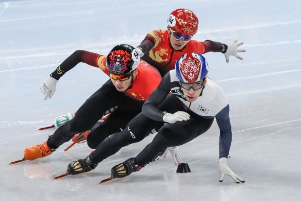 한국 쇼트트랙 대표팀 황대헌이 2022 베이징 동계올림픽 개막 사흘째인 7일 오후 중국 베이징 캐피탈 실내 경기장에서 열린 쇼트트랙 남자 1000m 준결승 1조 경기에서 중국 선수들을 인코스로 추월하고 있다. 황대헌의 이 상황을 심판은 반칙으로 인정해 실격 처리했다. 사진=연합뉴스