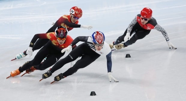 한국 쇼트트랙 대표팀 황대헌이 2022 베이징 동계올림픽 개막 사흘째인 지난 7일 오후 중국 베이징 캐피탈 실내 경기장에서 열린 쇼트트랙 남자 1000m 준결승 1조 경기에서 중국 선수들을 인코스로 추월하고 있다. 황대헌의 이 상황을 심판은 반칙으로 인정해 실격 처리했다. /사진=연합뉴스