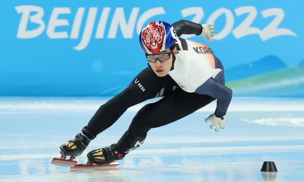 한국 쇼트트랙 대표팀 황대헌이 2022 베이징 동계올림픽 쇼트트랙 남자 1000m 준결승 1조 경기에서 레이스를 펼치고 있다. /사진=연합뉴스