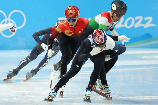 쇼트트랙 남자 1000m 준결승 2조 경기에서 한국 이준서가 레이스를 펼치던 중 헝가리 사오앙 류와 부딪히고 있다.(사진=연합뉴스)