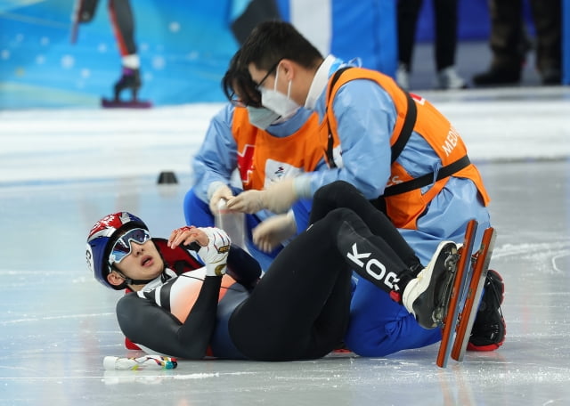 2022 베이징 동계올림픽 개막 사흘째인 7일 오후 중국 베이징 캐피탈 실내 경기장에서 열린 쇼트트랙 남자 1000m 준준결승 1조 경기에서 한국 박장혁이 넘어진 뒤 우다징(중국) 스케이트에 부상을 입은 뒤 고통스러워하고 있다. / 사진=연합뉴스