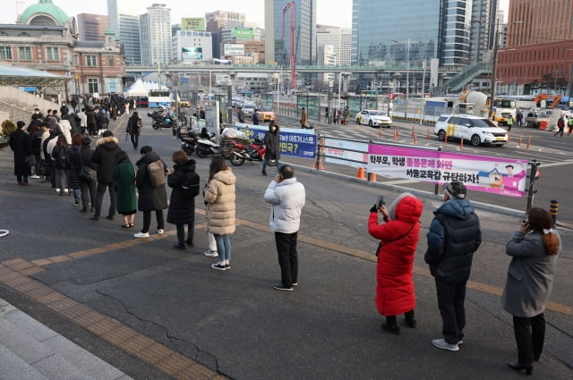  8일 오전 서울역광장에 마련된 코로나19 임시 선별검사소에 시민들이 검사를 받기 위해 줄을 서서 기다리고 있다. / 사진=연합뉴스