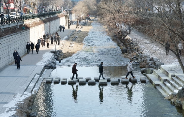 서울 청계천에서 시민들이 산책을 즐기고 있다. 사진=연합뉴스