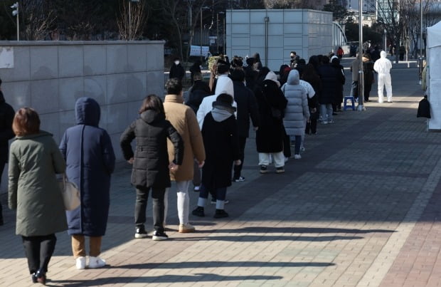  8일 오후 서강대 역사 광장 선별검사소에 시민들이 검사를 받기 위해 줄을 서서 기다리고 있다. /사진=연합뉴스