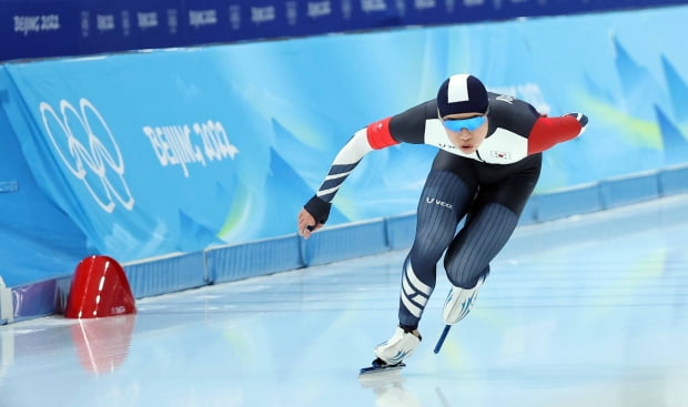 박성현이 8일 오후 중국 베이징 국립 스피드스케이팅 경기장(오벌)에서 열린 2022 베이징 동계올림픽 스피드스케이팅 남자 1500m 경기에서 역주하고 있다. /사진=연합뉴스