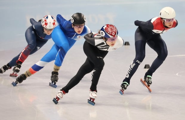 한국 쇼트트랙 대표팀 최민정이 2022 베이징 동계올림픽 쇼트트랙 여자 1000m 예선 1조 경기에서 역주하고 있다. /사진=연합뉴스