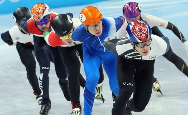 한국 쇼트트랙 대표팀 황대헌이 남자 1500m 준결승 2조 경기에서 역주하고 있다. /사진=연합뉴스