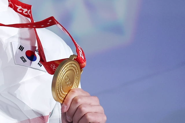 2022 베이징 동계올림픽 쇼트트랙 남자 1500m에서 금메달을 획득한 한국 쇼트트랙 대표팀 황대헌. / 사진=연합뉴스