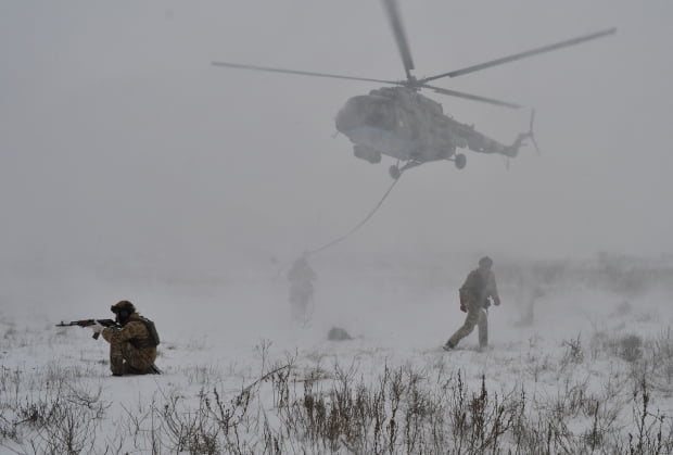 우크라이나군 병사들이 지난 10일(현지시간) 남부 헤르손에서 진행되는 군사훈련에 참가하고 있다. /사진=연합뉴스(로이터)