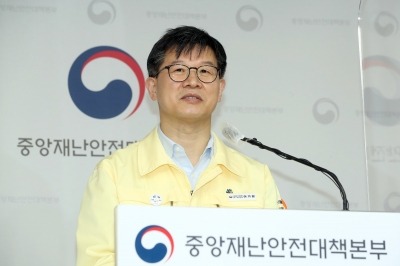 정부 "거리두기 조정, 위중증·사망자 수 등 보고 판단"