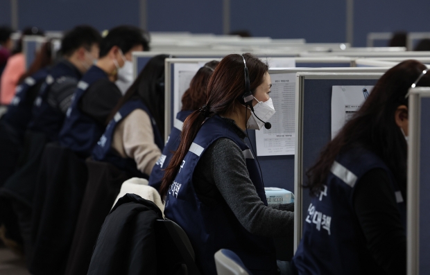 지난 11일 오전 서울 광진구청 재난안전대책본부 종합상황실에서 직원이 역학조사 모니터링을 위해 전화통화를 하고 있다. 사진=연합뉴스