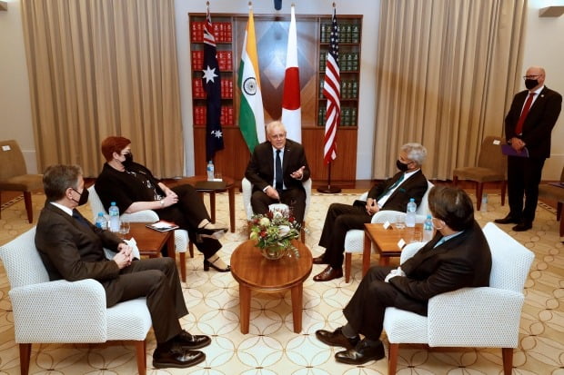 스콧 모리슨(중앙) 호주 총리가 11일(현지시간) '쿼드'(Quad·미국·인도·호주·일본) 외무장관 회담을 앞두고 멜버른 의회 사무실에서 자신을 예방한 토니 블링컨(왼쪽) 미국 국무장관을 비롯해 호주 머리스 페인(왼쪽에서 2번째), 인도 S. 자이샨카르(오른쪽에서 2번째) 외무장관, 일본 하야시 요시마사(오른쪽) 외무상과 면담하고 있다. 사진=AFP