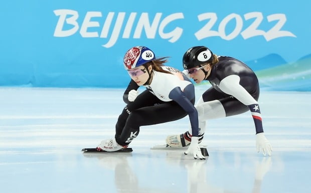 11일 베이징 캐피털 실내 경기장에서 열린 2022 베이징 동계올림픽 쇼트트랙 여자 1000미터 준준결승전에 출전한 최민정 레이스를 펼치고 있다. 최민정은 조 2위로 준결승에 진출했다. /사진=연합뉴스