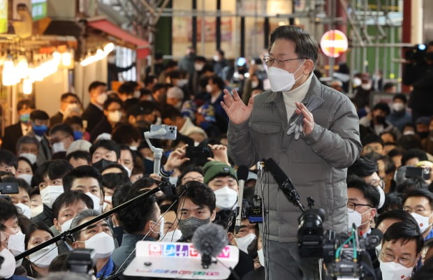 13일 제주도 서귀포 매일올레시장에서 연설하면서 지지를 호소하는 이재명 민주당 대선후보. / 사진=연합뉴스