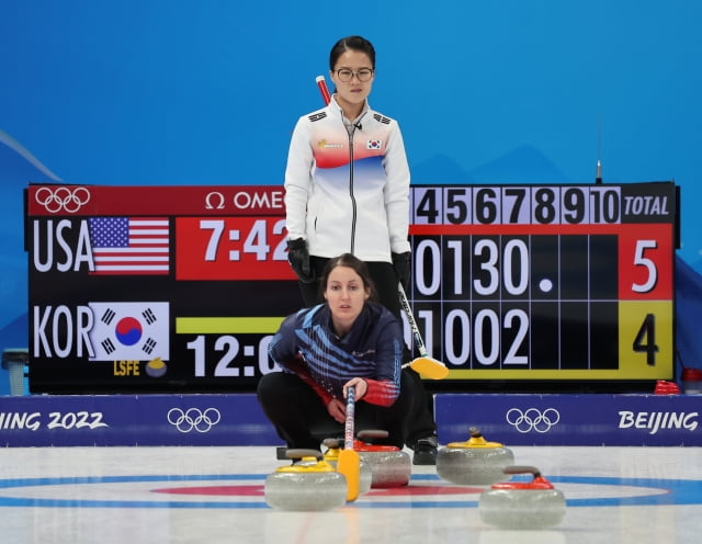 14일 중국 베이징 국립 아쿠아틱 센터에서 열린 2022 베이징 동계올림픽 컬링 여자 단체전 한국과 미국의 경기. / 사진=연합뉴스