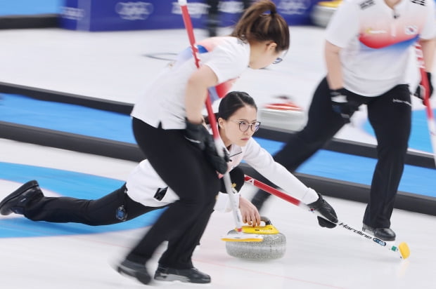 한국 스킵 김은정이 14일 오후 중국 베이징 국립 아쿠아틱 센터에서 열린 2022 베이징 동계올림픽 여자 컬링 리그 6차전 한국과 일본의 경기에서 스톤을 투구하고 있다. /사진=연합뉴스