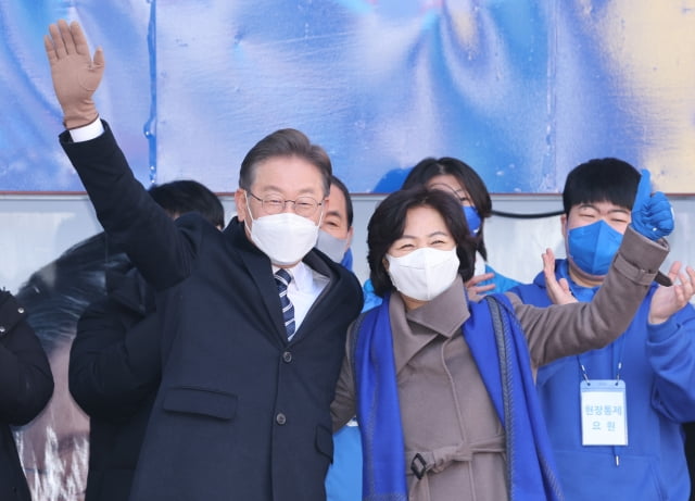 이재명 더불어민주당 대선 후보(왼쪽)와 추미애 전 법무부 장관. / 사진=연합뉴스