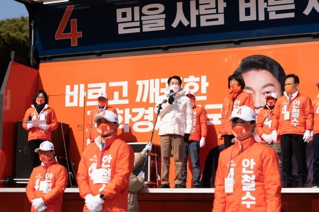 충남 천안 국민의당 유세차량에서 남성 2명이 쓰러진 채 발견돼 병원으로 옮겼지만 사망했다. 사진은 국민의당 안철수 대선 후보가 15일 경북 김천시 김천역 광장에서 열린 유세에서 지지를 호소하는 모습. /사진=연합뉴스