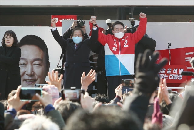 국민의힘 윤석열 대선 후보가 15일 오후 대구 동구 동대구역 광장에서 열린 거점 유세에서 지지 연설을 마친 홍준표 선대본 상임고문과 인사하고 있다. / 사진=연합뉴스