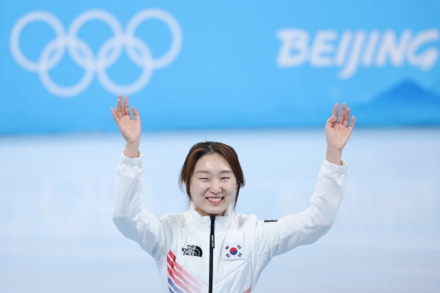 16일 쇼트트랙 여자 1500m 결승에서 금메달을 확정 지은 최민정이 세리머니를 하고 있다. / 사진=연합뉴스