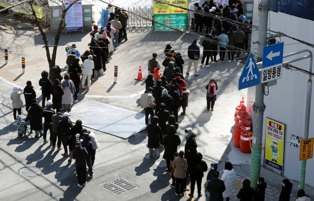 부산 연제구 부산시청 등대광장에 마련된 임시선별진료소에서 시민들이 신종 코로나바이러스 감염증(코로나19) 검사를 하기 위해 차례를 기다리고 있다. /사진=연합뉴스