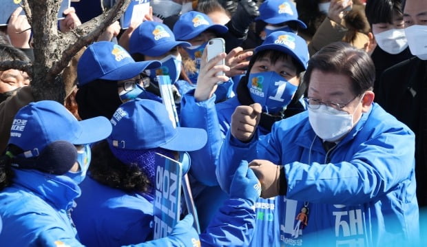 이재명 더불어민주당 대선 후보가 20일 오후 경기도 안양시 안양중앙공원에서 유세를 마치고 유세장을 떠나며 선거운동원들과 주먹인사하고 있다. 사진=연합뉴스