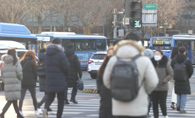 서울 세종대로를 걷는 시민들. /연합뉴스