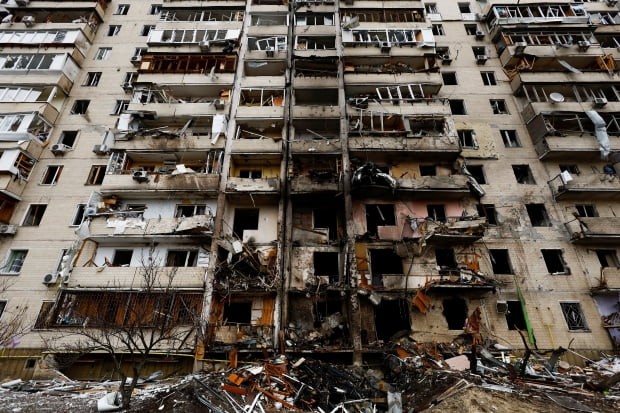 우크라이나 수도 키예프의 한 아파트 건물이 포격으로 파괴돼 있다. /사진=연합뉴스(로이터)
