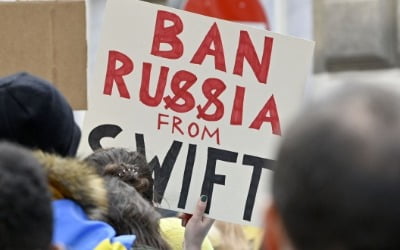 서방의 러시아 SWIFT 배제에 속으로 웃는 중국