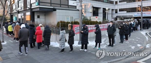 설날에 2만명대 확진자…연휴 직후 더 폭증할 가능성