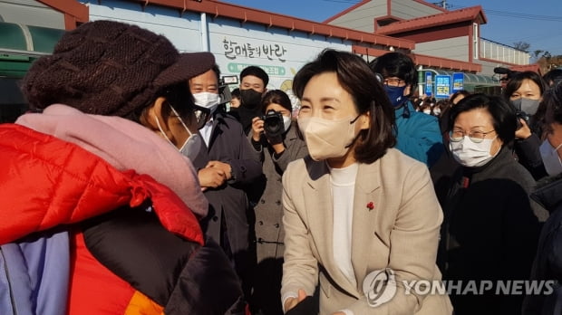 김혜경, 의전논란에 "제 불찰"…'비서 지시' 당사자 "잘 보이려"