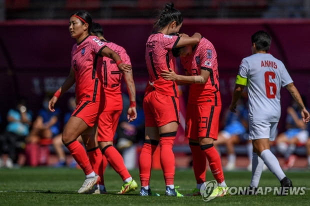 한국 여자축구, 사상 첫 아시안컵 결승 진출…필리핀에 2-0 완승